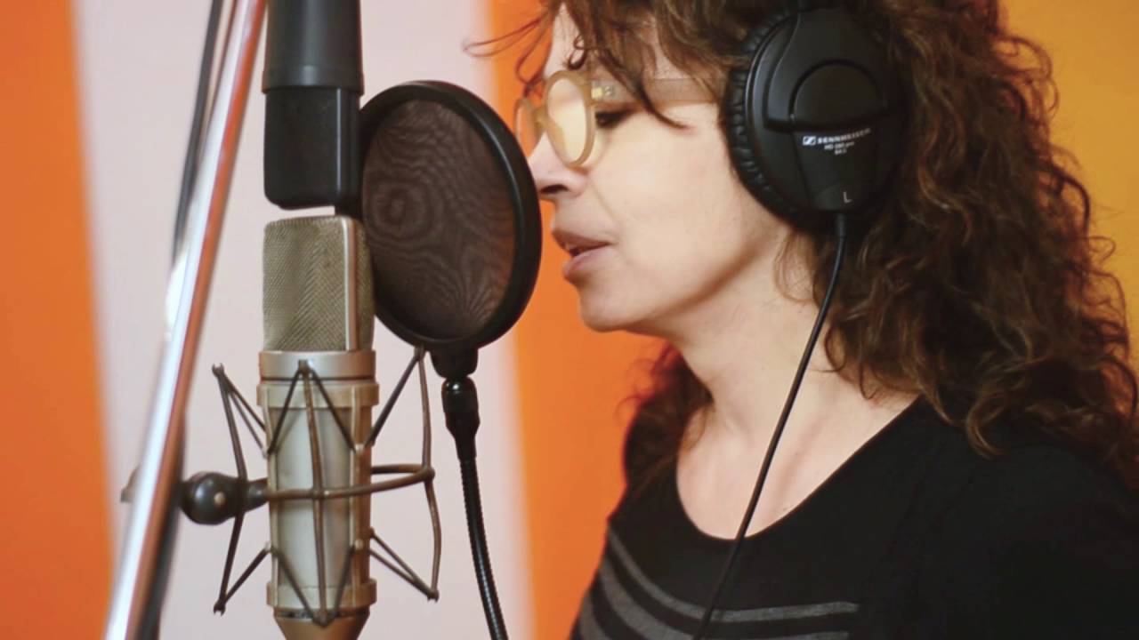cancion de una mujer mayor a un joven