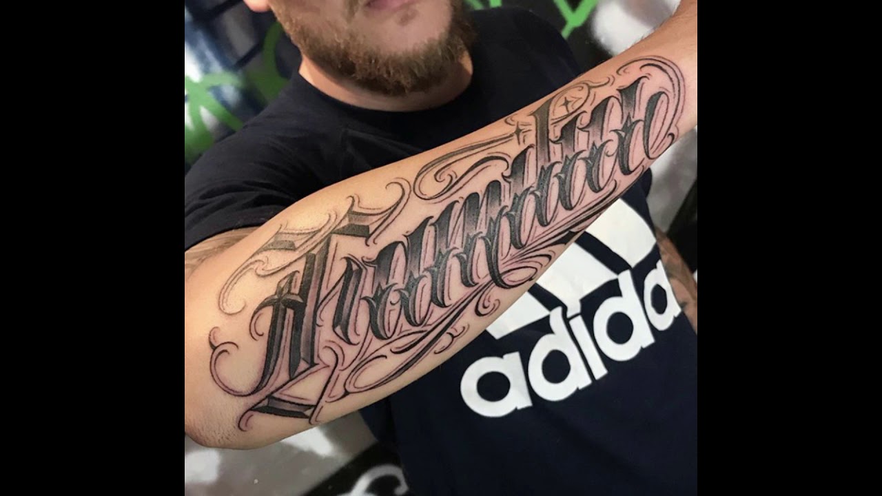 hombre antebrazo tatuajes de nombres en el brazo
