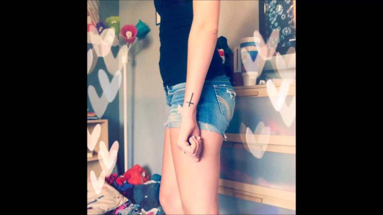 tatuajes de cruces en la muñeca para mujeres