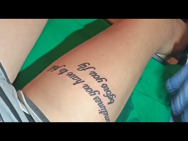 tatuajes de letras en la pierna para mujer
