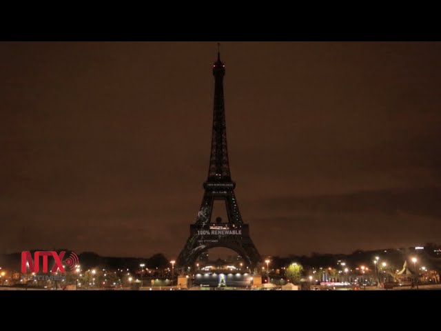 la torre eiffel con los colores de colombia