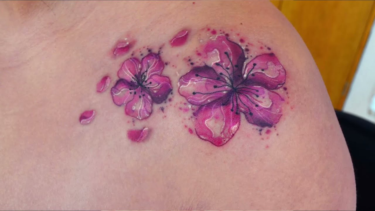 tatuajes de rosas en el hombro para mujeres