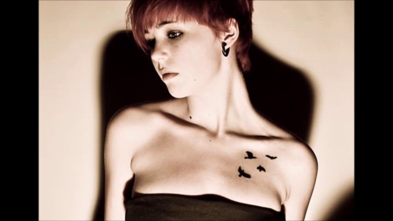 tatuajes de rosas en el pecho para mujeres pequeños
